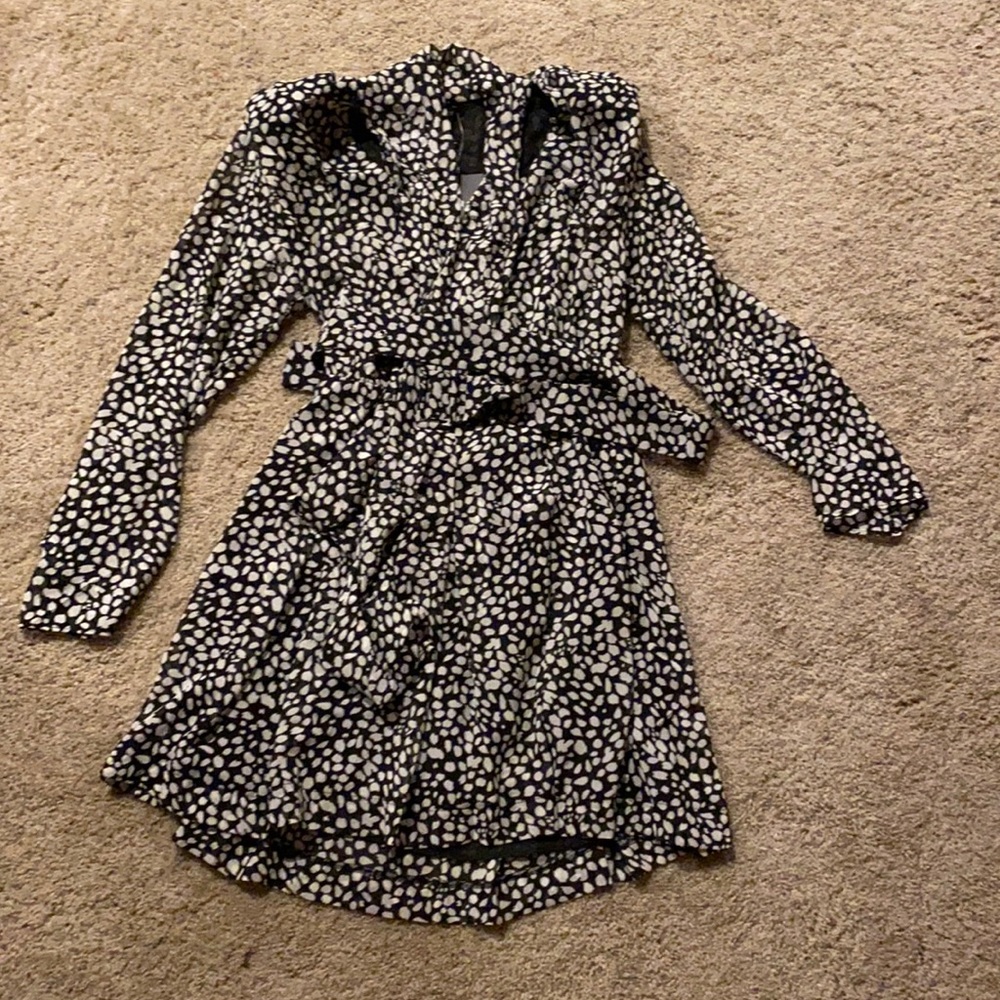 Padded shoulder, comes with belt, tie detail in the front, flowy